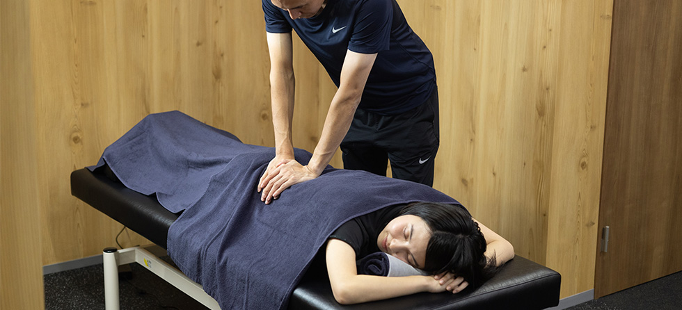 整体を受ける女性の写真
